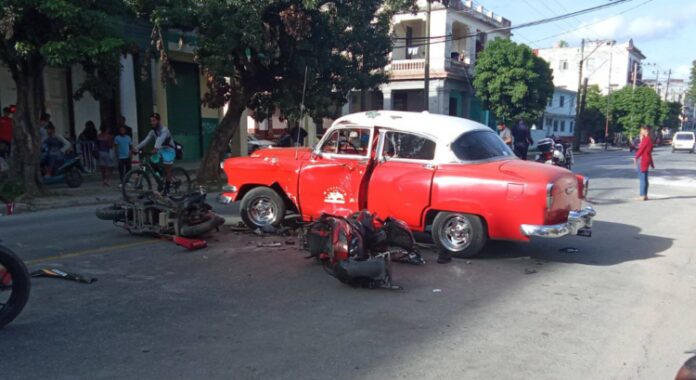 Motociclistas hospitalizados tras impactar contra almendrón en La Habana