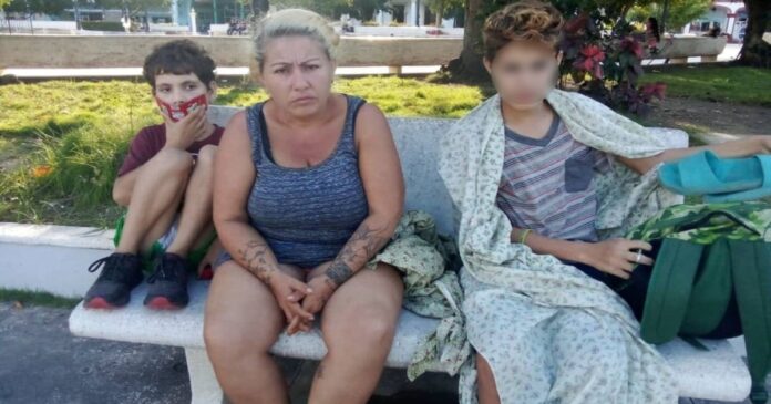 Madre cubana y sus hijos llevan 3 meses en la calle y el régimen no da respuesta