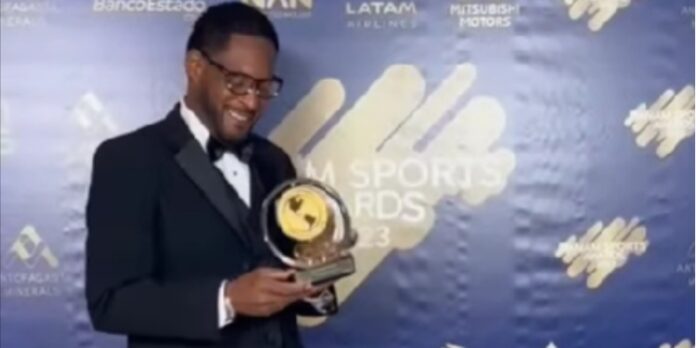 Javier Sotomayor, defensor del régimen, recibe en Miami premio de Panam Sports