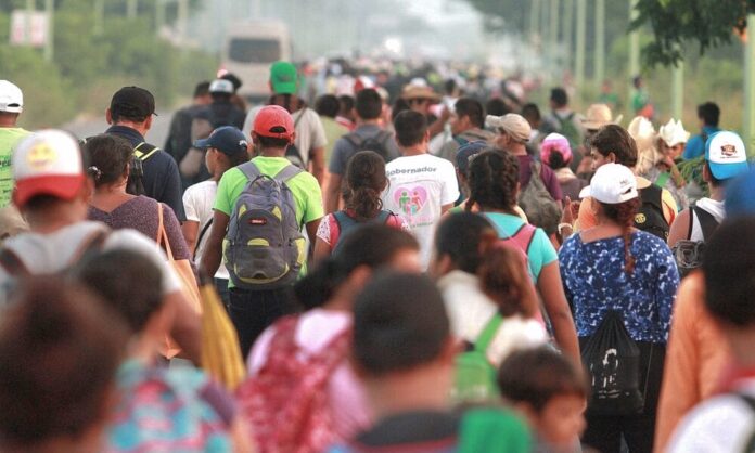 Migrantes cubanos transitan en caravana por México para llegar a la frontera sur de Estados Unidos