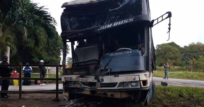 Dos fallecidos y 15 heridos deja accidente de tránsito en Sibanicú, Camagüey