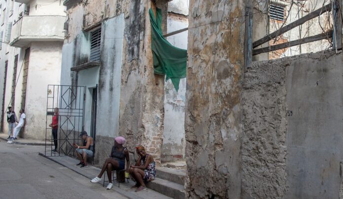 Two Nice Women on a Havana Street – Photo of the Day – Havana Times