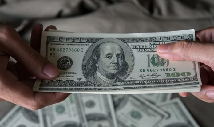 Baja el precio del dólar en el mercado informal cubano antes de Navidad