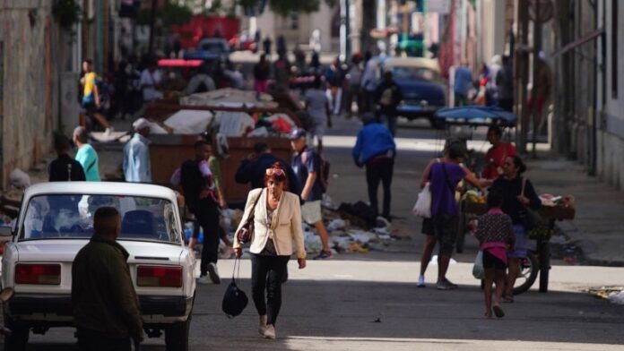 Nuevas medidas contra el sector privado en Cuba reviven un fantasma del 1968, opina experto (VIDEO)