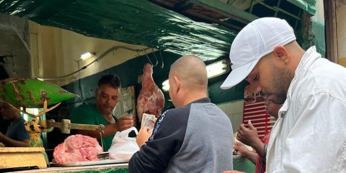 La lucha de los cubanos por llevar un bistec de cerdo a la mesa