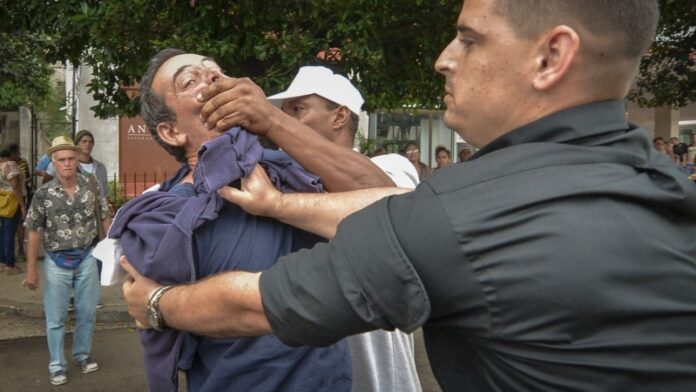 “Hay que seguir luchando”, dice desde prisión el periodista cubano Lázaro Yuri Valle Roca