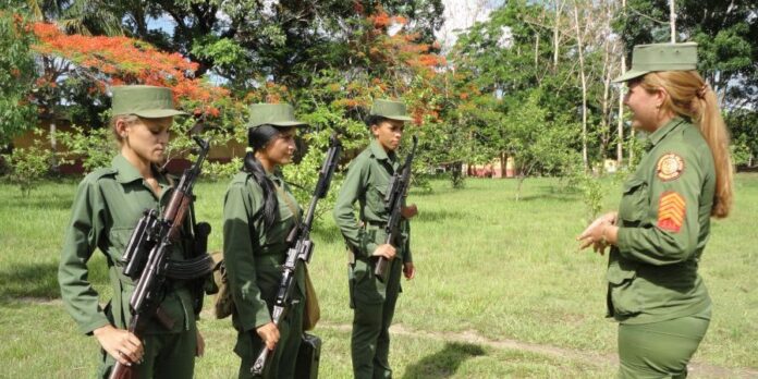 Impondrán el Servicio Militar Obligatorio a las jóvenes que opten por estudiar Periodismo