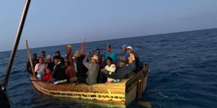 Guardia Costera de EE. UU. repatria a 17 migrantes cubanos