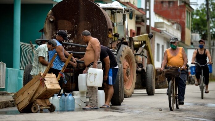 Hasta tres meses sin agua permanecen algunas zonas de Manzanillo