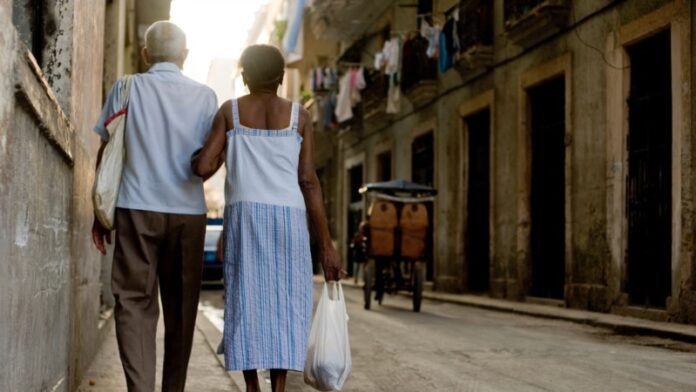 Los ancianos seguirán siendo los más afectadas por medidas del Estado cubano, afirma experto