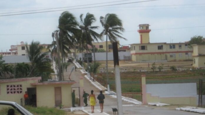 Tres presos enviados a celda de castigo tras protestar por la comida en prisión de Guanajay