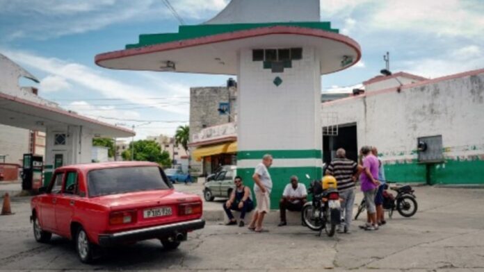 Cubanos reaccionan a aumento del precio de la gasolina y la tarifa eléctrica: “Y ya eres miserable”