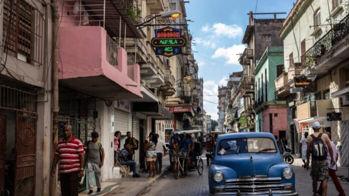 Aumento drástico del precio de gasolina en Cuba; la medida afectará otros bienes, advierte economista