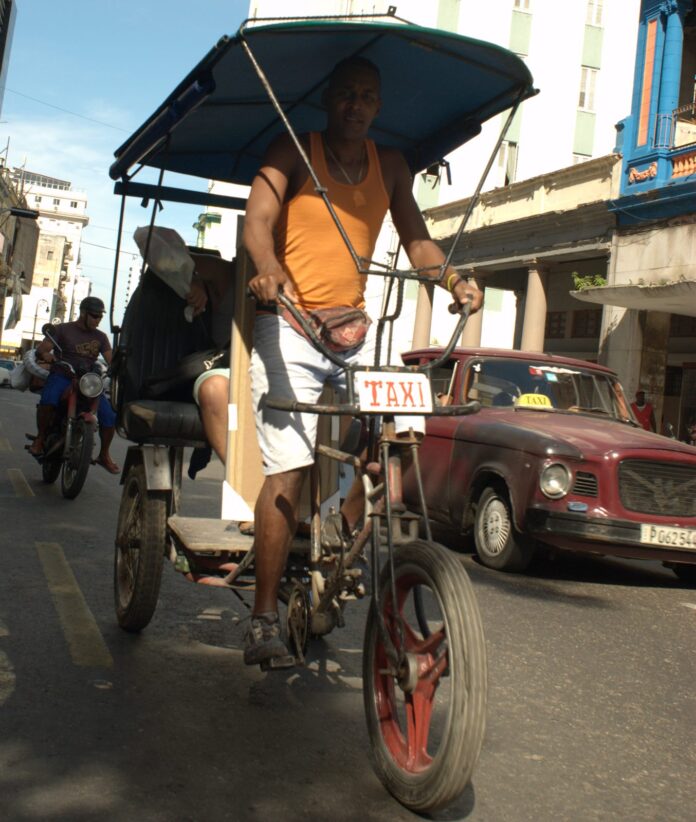 Two Taxis in Havana, Cuba – Photo of the Day – Havana Times