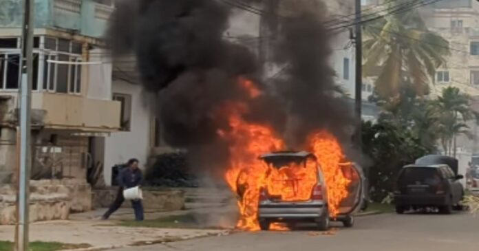 Se incendia auto en plena calle en La Habana