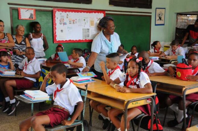 Niño roba pan con aceite en la escuela: Quería darle de comer a su hermanita