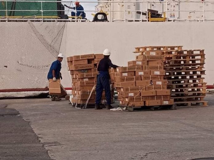 Cuba: descargan buque con pollo para la canasta familiar