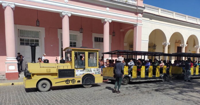 Curioso tren con ruedas alivia la crisis de transporte en Santa Clara