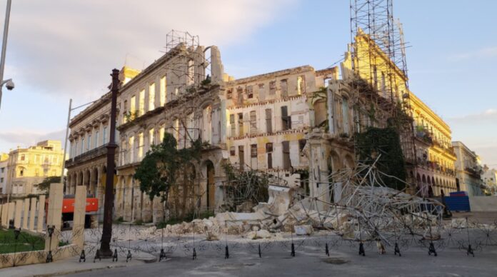 Se desploma fachada de edificio cercano al Hotel Saratoga