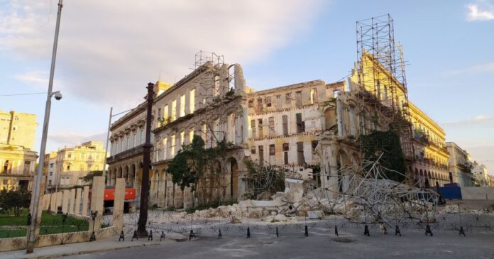 Reportan derrumbe de fachada de un edificio frente al Teatro Martí, en La Habana