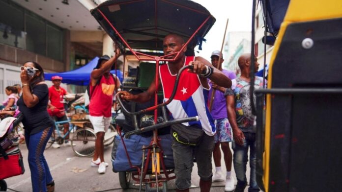 “Una brecha hacia la dolarización”: Cubanos reaccionan a la nueva tarjeta en dólares anunciada por CIMEX