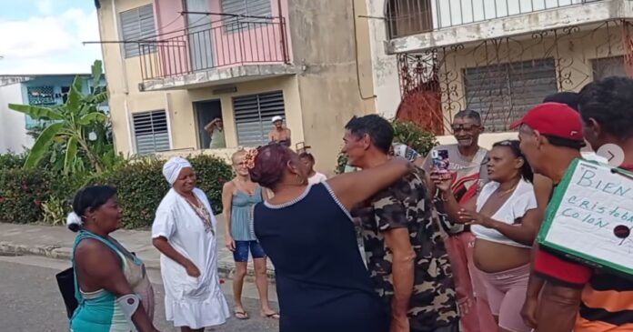 Conmovedor regreso a casa para pescador y niño perdidos en el mar por 5 días