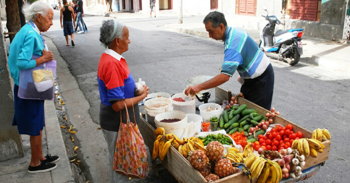 Salarios en Cuba: “La caída del nivel de vida es una realidad”, afirma economista