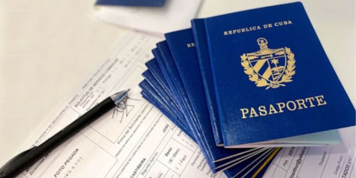 Más de 119.500 cubanos han solicitado el pasaporte desde el exterior de la Isla