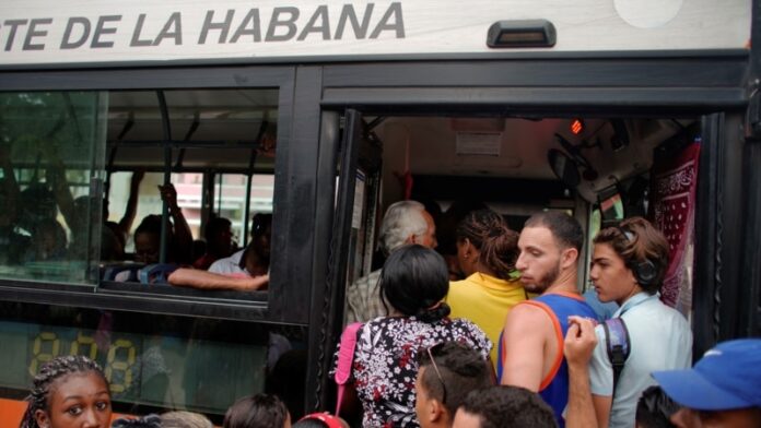 El régimen también da marcha atrás a la subida del precio del transporte: Qué pasará con el mercado cambiario