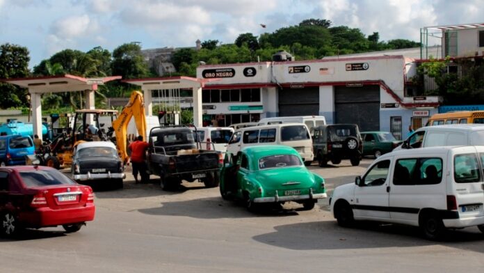 Cuba posterga aumento de precio del combustible por “ciberataque”; analistas apuntan a impopularidad de la medida