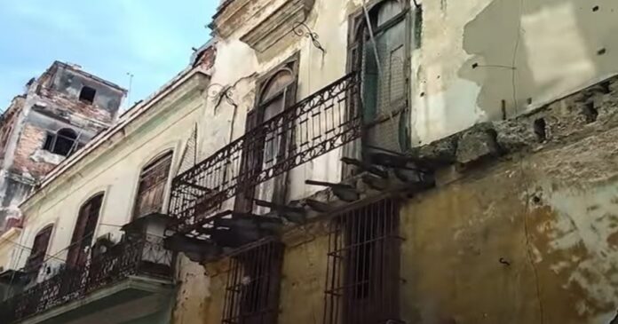 Desalojan a la fuerza a decenas de familias de edificio a punto de derrumbarse en La Habana