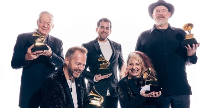 Músico cubano integrante del grupo The String Revolution gana un premio Grammy 