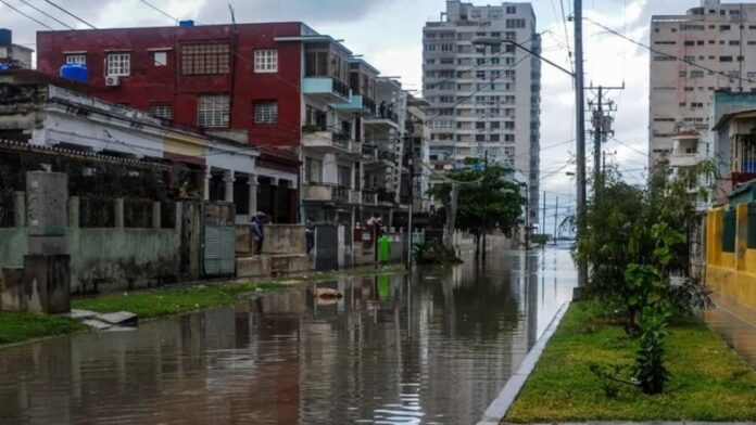 Vecinos de malecón habanero inundados por el mar y las aguas albañales (FOTOS+Video)