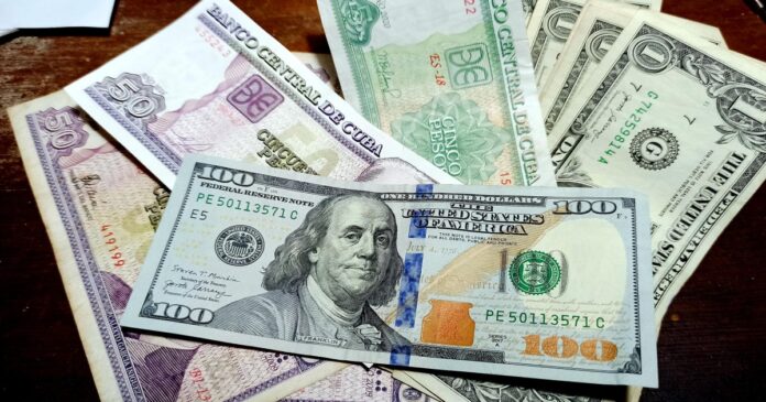 Dólar alcanza récord de 300 pesos en el mercado informal cubano