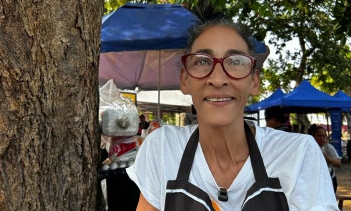 Migrante cubana monta negocio frente a la COMAR en México mientras tramita su asilo