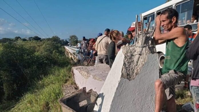 Camión de pasajeros cae por un puente en Granma: Al menos siete personas resultaron heridas en el accidente