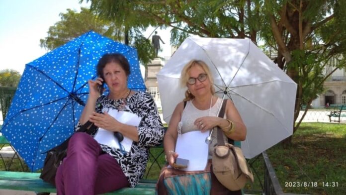 Alina Bárbara López Hernández vuelve al Parque de la Libertad de Matanzas en otra protesta cívica