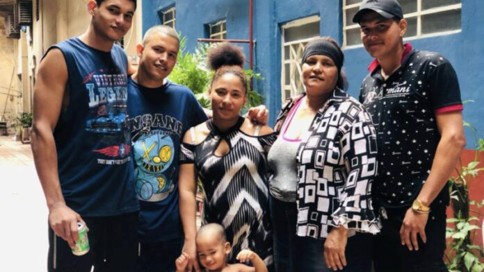 Luis Robles se reúne con su familia en su primer pase desde prisión