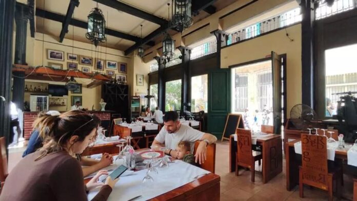 Cuba: They Tell Tourists “Lobster and Bread Are ‘Affected’ – Havana Times