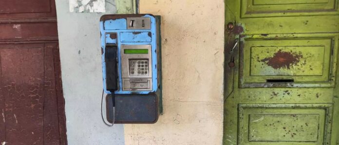 Dirty or Broken, Public Pay Phones Survive in Cuba – Havana Times