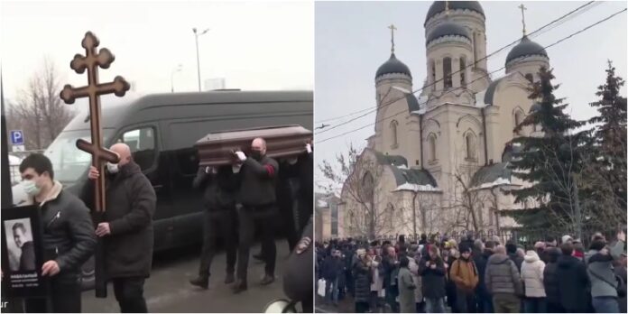 Miles de personas se reúnen en Moscú para el funeral de Navalni, desafiando a la policía