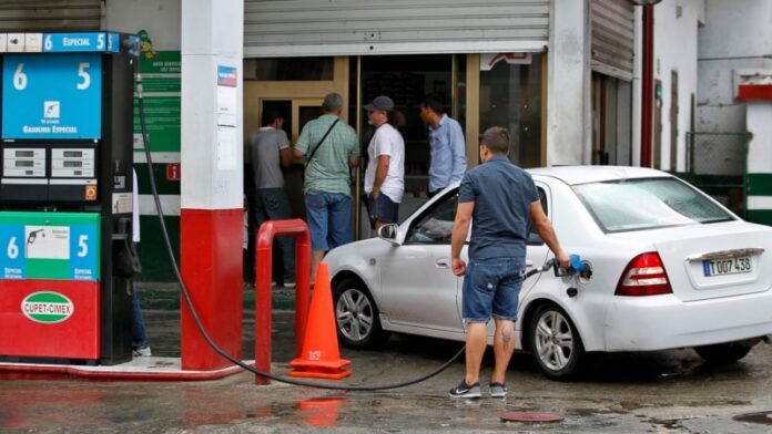 “Lo paga la gente”: Cubanos reaccionan a la subida de los precios del combustible y la electricidad