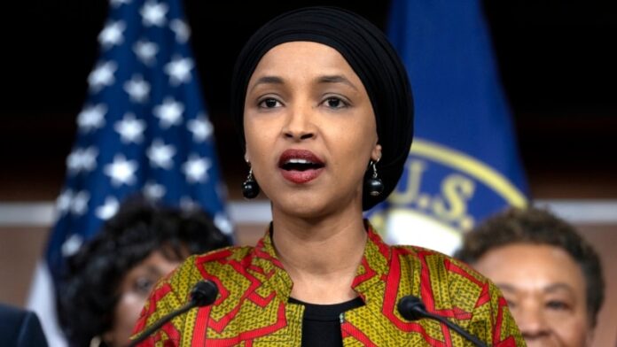 Critican a representante demócrata Ilhan Omar tras su viaje a Cuba