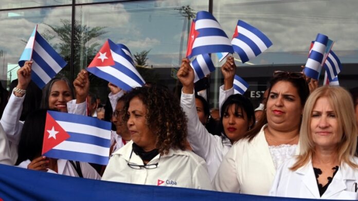 La llegada de casi un centenar de doctores cubanos a Honduras genera rechazo en el Colegio Médico de ese país