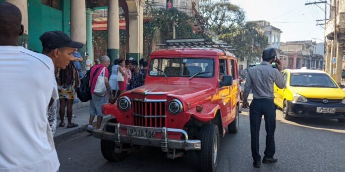 Chofer de almendrón atropella a anciana e intenta abandonar escena del accidente