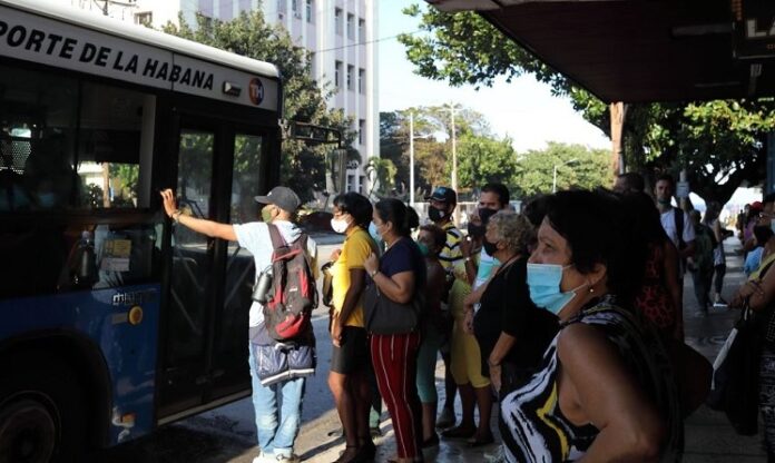 Más de la mitad del transporte estatal en La Habana se encuentra paralizado