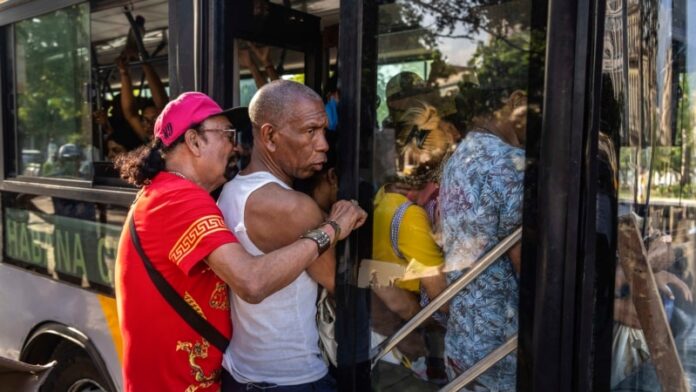 Se agrava crisis del transporte público; habaneros están hasta 4 horas esperando