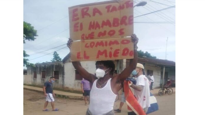 Esposa de preso del 11J logra verlo tras exigir en protesta pacífica su derecho a las visitas familiares