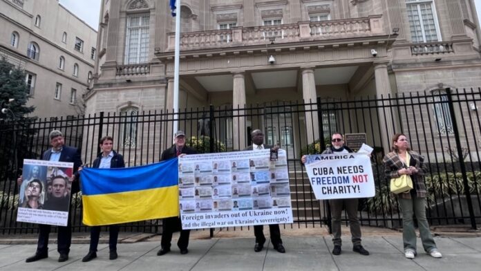 Protestan frente a embajada de Cuba en EEUU por apoyo del régimen a invasión rusa de Ucrania