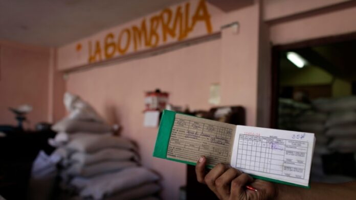 62 años con la libreta de racionamiento, otro ejemplo del fracaso de la economía cubana